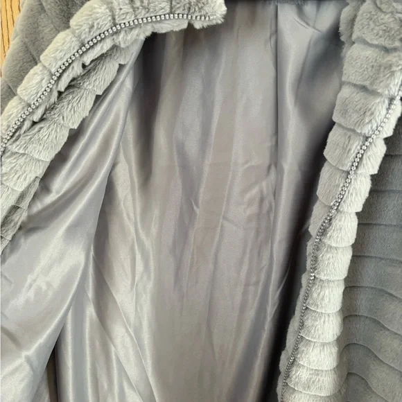 Luxurious Fuax Chinchila fur jacket NWOT - Picture 7 of 7